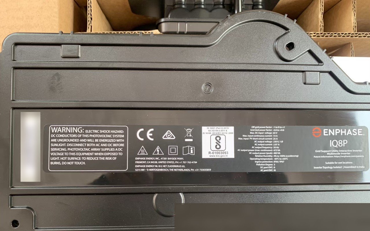 nameplate บนตัวไมโครอินเวอร์เตอร์ Enphase IQ8P แสดงพิกัดไฟฟ้า มาตรฐาน IEC และเครื่องหมายรับรอง